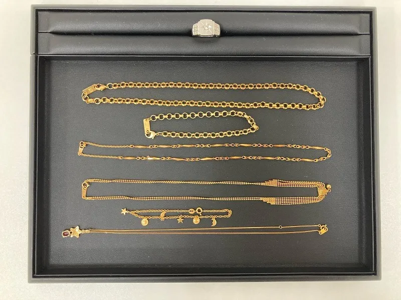 ダイヤモンド付きのプラチナリングと金のアクセサリー類